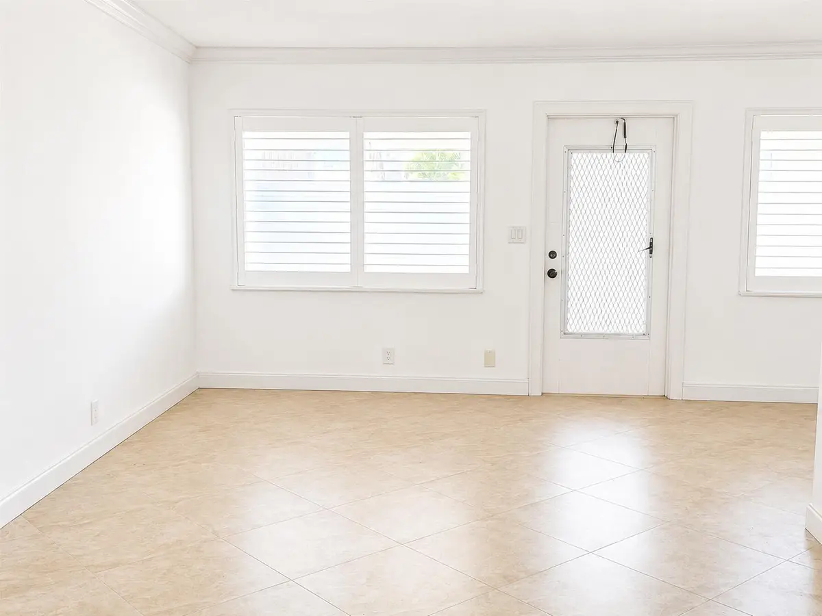 sitting area at 2131 NE 42nd Court 202e, Lighthouse Point