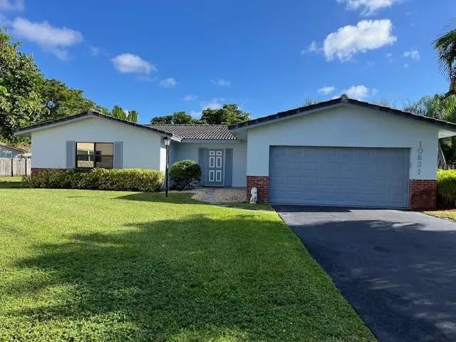 LONG DRIVEWAY at 10631 NW 39th Street, Coral Springs
