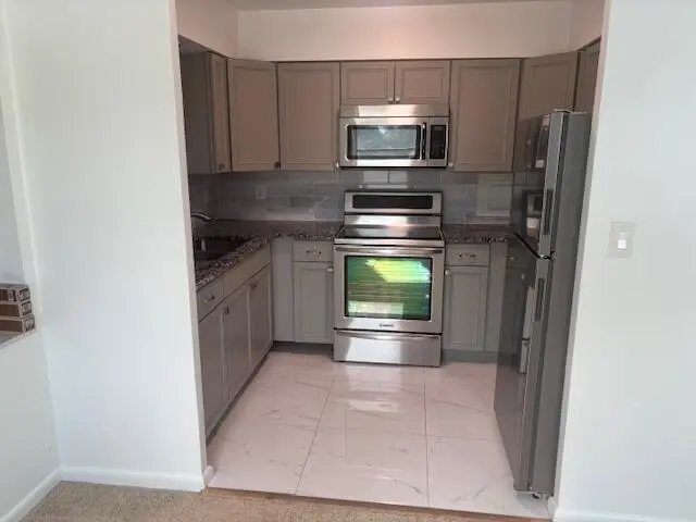 Meridian Kitchen at 10162 N Meridian Way Way 6, Palm Beach Gardens