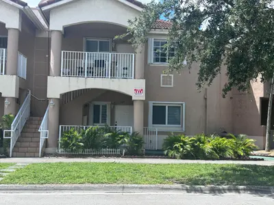 300 E 4th Street 103, Hialeah – Condominium for sale