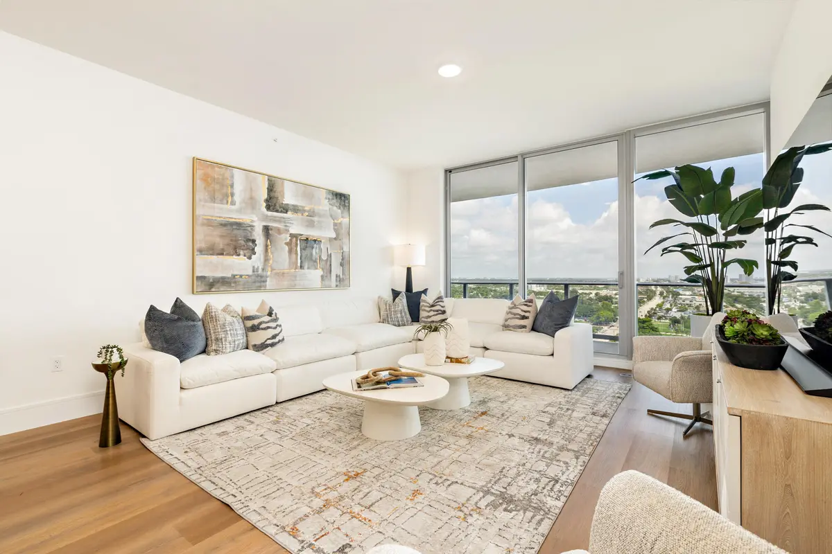 low-2 at 220 Lake Shore Drive 1813, Lake Park