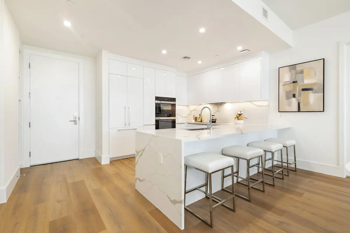 low-5 at 220 Lake Shore Drive 1813, Lake Park