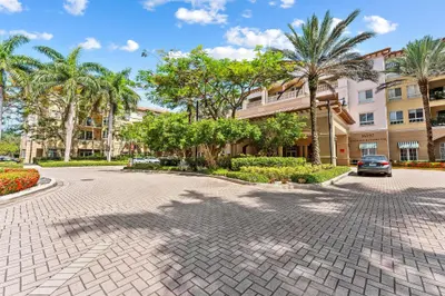 16102 Emerald Estates Drive 101, Weston – Condominium for rent
