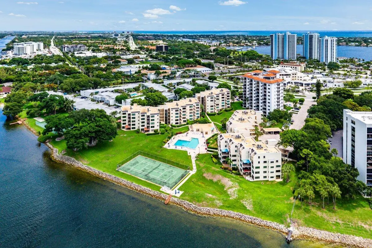 Pool/Tennis at 372 Golfview Road 101, North Palm Beach