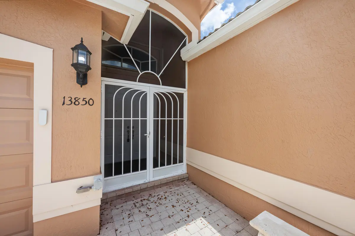 Entry at 13850 Vía Vittoria, Delray Beach