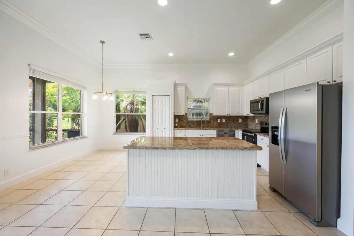 Kitchen dining at 13850 Vía Vittoria, Delray Beach