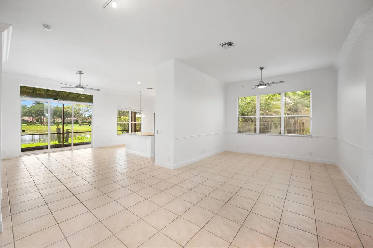 Family room at 13850 Vía Vittoria, Delray Beach
