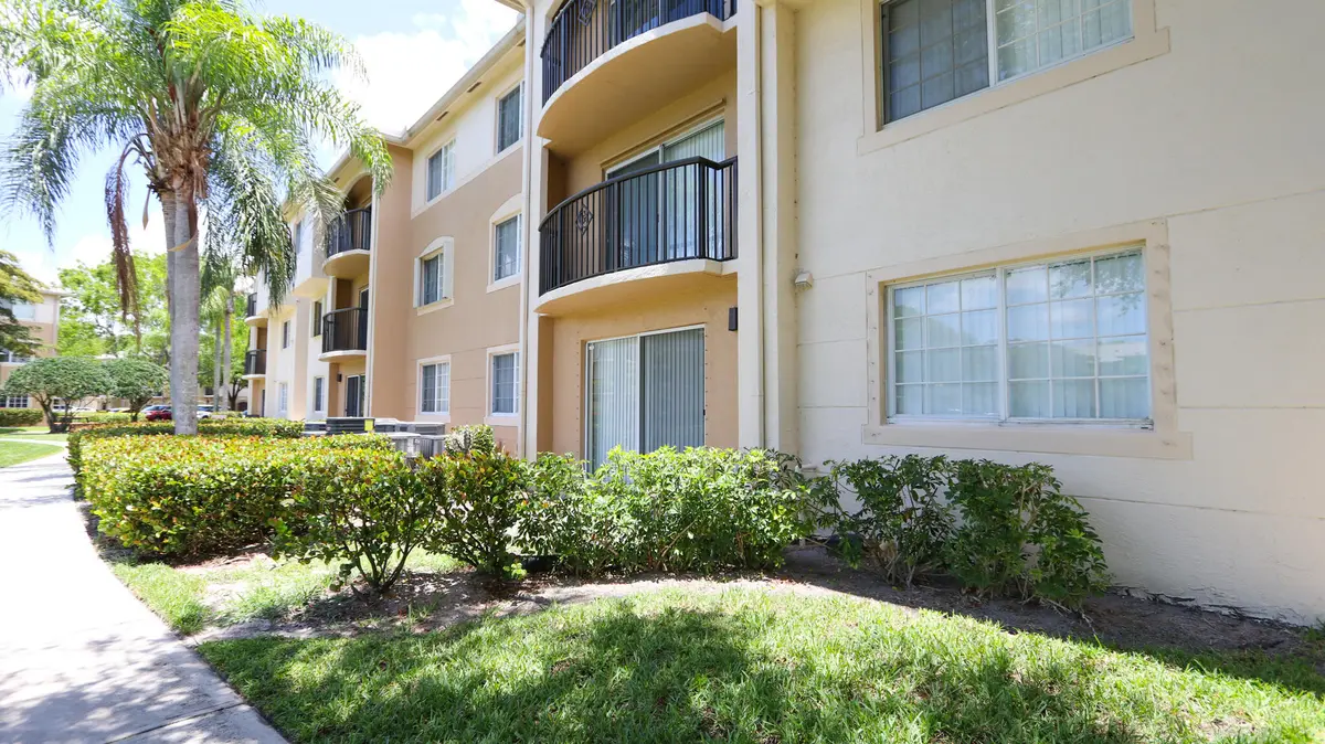 REAR at 500 N Crestwood Ct Court 502, Royal Palm Beach