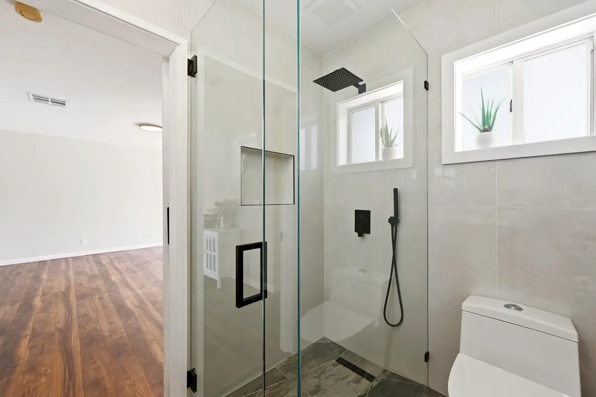 32_primary bathroom at 8464 Lagos De Campo Boulevard, Tamarac