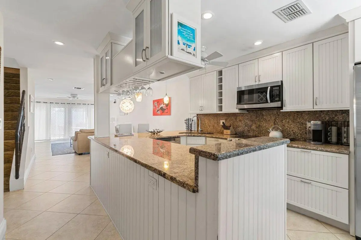 Kitchen at 842 SE 19th Avenue 103, Deerfield Beach