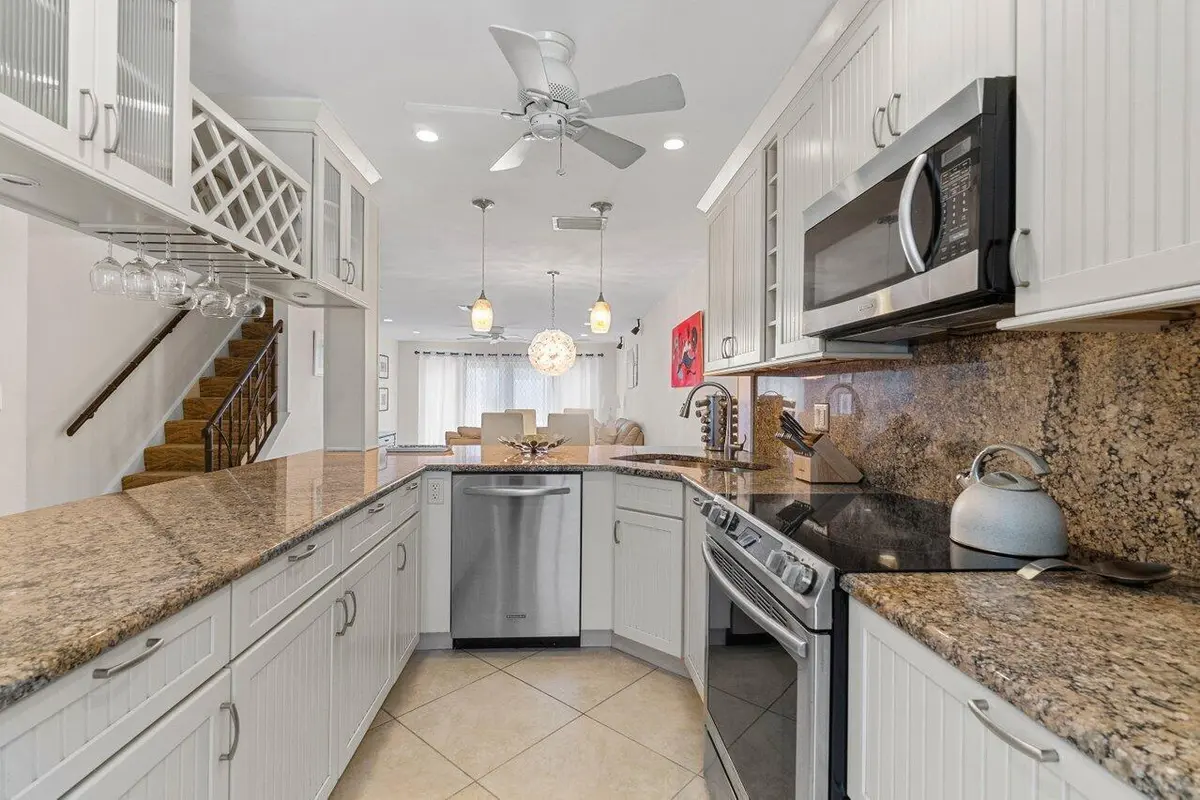 Kitchen at 842 SE 19th Avenue 103, Deerfield Beach