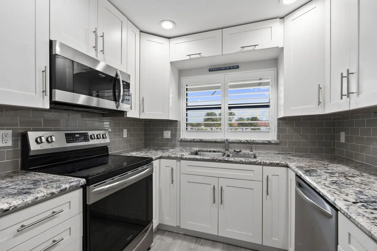 36-web-or-mls-DSC00575 at 6102 SE Landing Way 14, Stuart