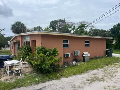 301 Preston Court, Fort Pierce – Triplex for sale