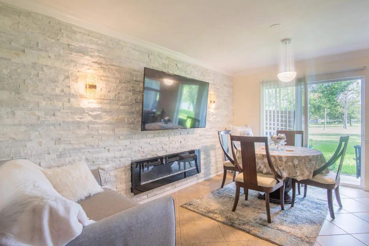 Living at 2218 SW Marshfield Court, Port St. Lucie