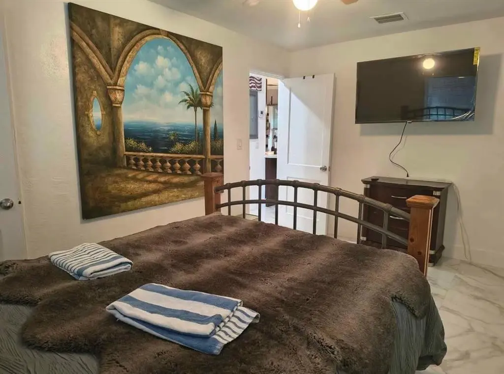 Photo 5 at 2206 Coolidge Street Unit A, Hollywood