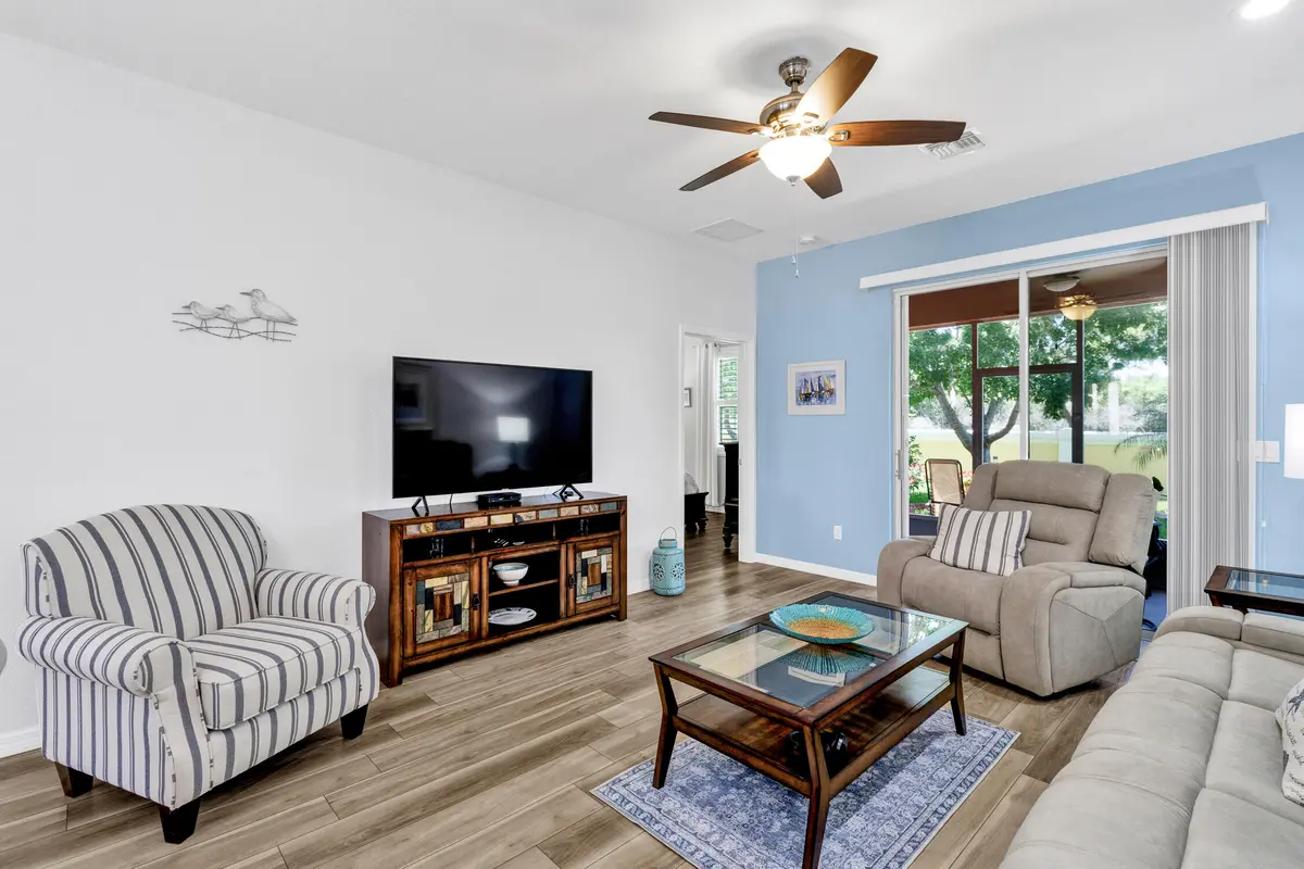 Great Decor at 6375 Oxford 103c, Vero Beach