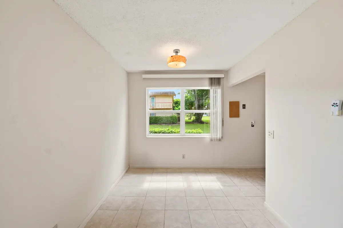 Dining at 132  Cambridge F, West Palm Beach