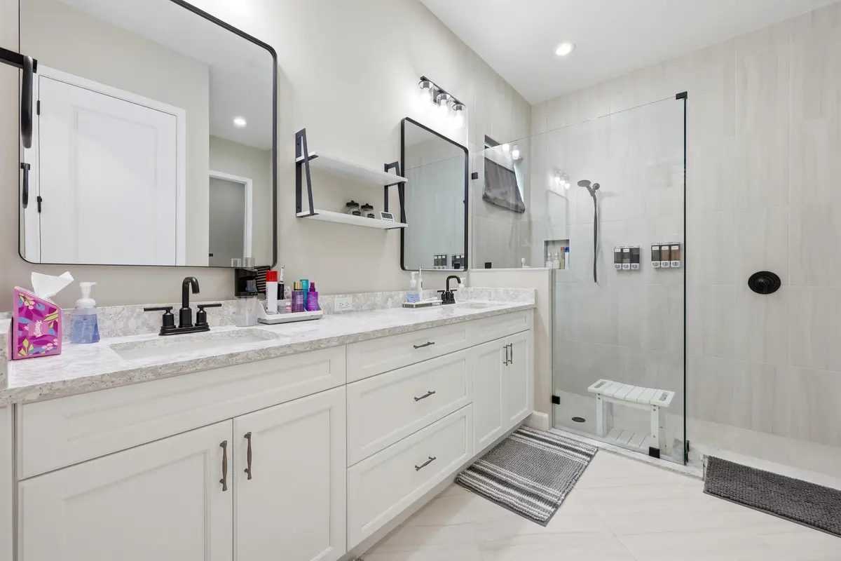 55_453a6323 at 15264 Wildwood Circle, Westlake
