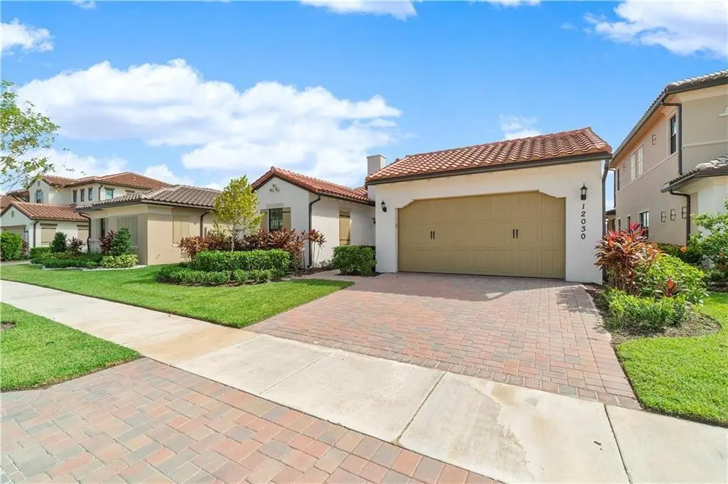 #5 Front Right at 12030 Lake Trail Lane, Parkland