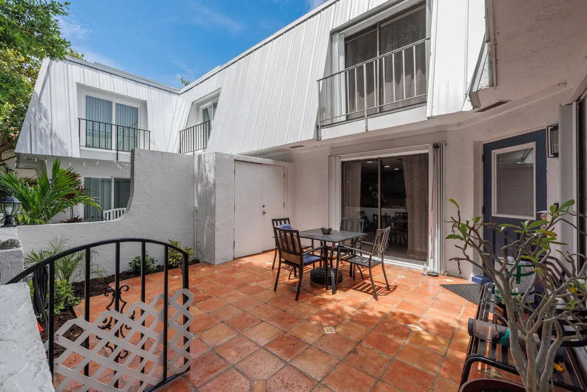 Courtyard 1 at 106 Linda Lane 1, Palm Beach Shores