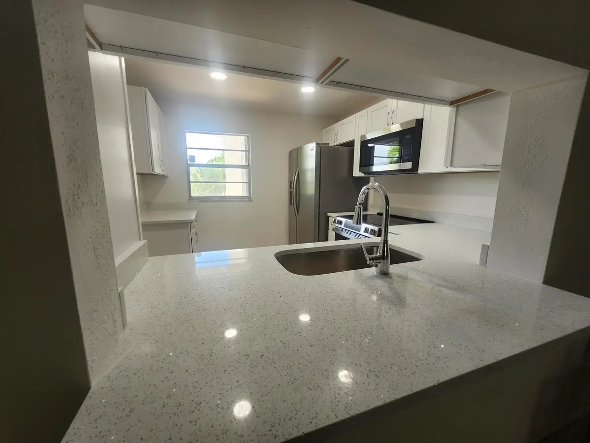 Quartz countertops at 330 NE 26th Avenue 202, Boynton Beach