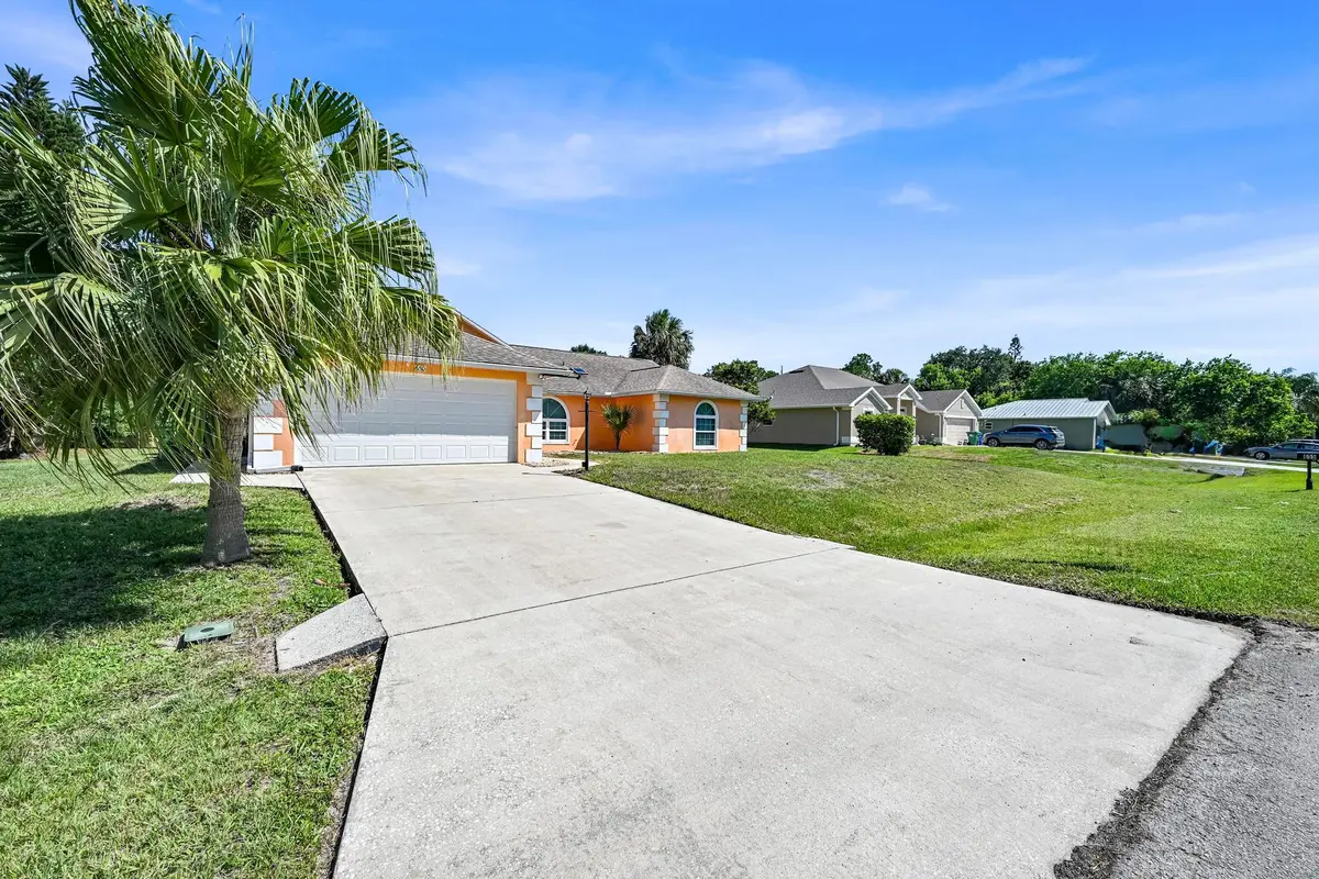 Easily Park 4 cars in driveway at 650 Helicon Terrace, Sebastian