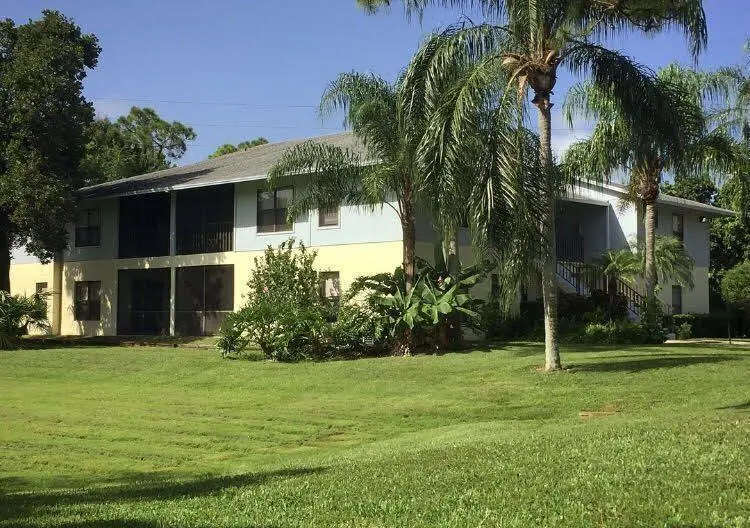 building at 6553 SE Federal Highway 203, Stuart