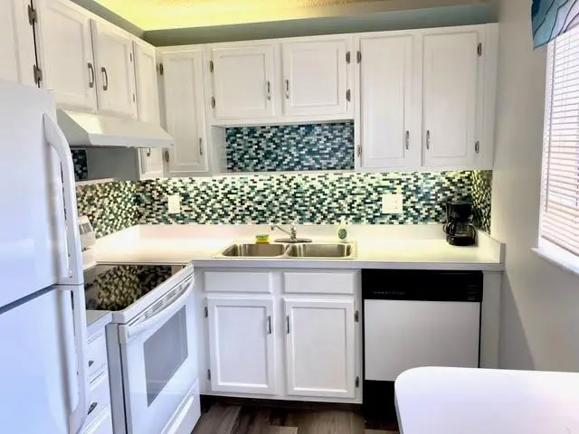 Kitchen at 53 Woodland Drive 105, Vero Beach