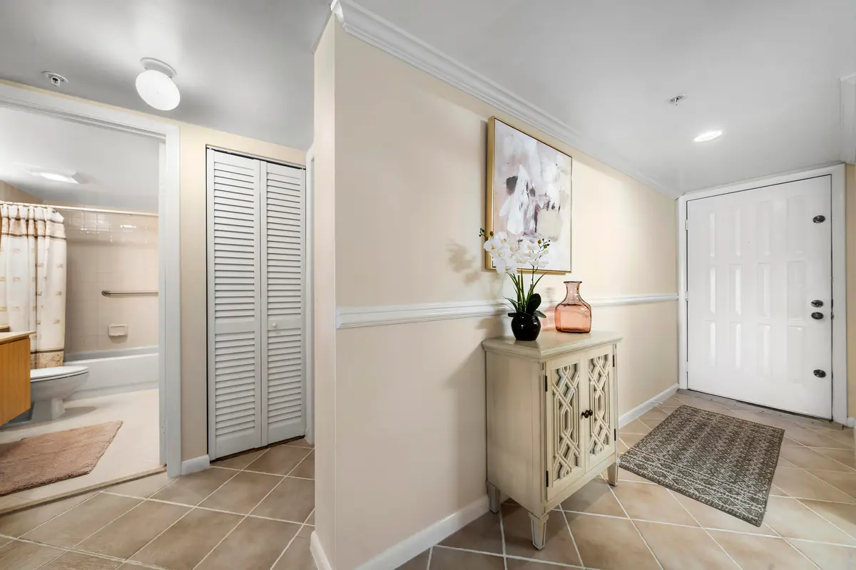 Entrance - Foyer at 601 Seafarer Circle 104, Jupiter