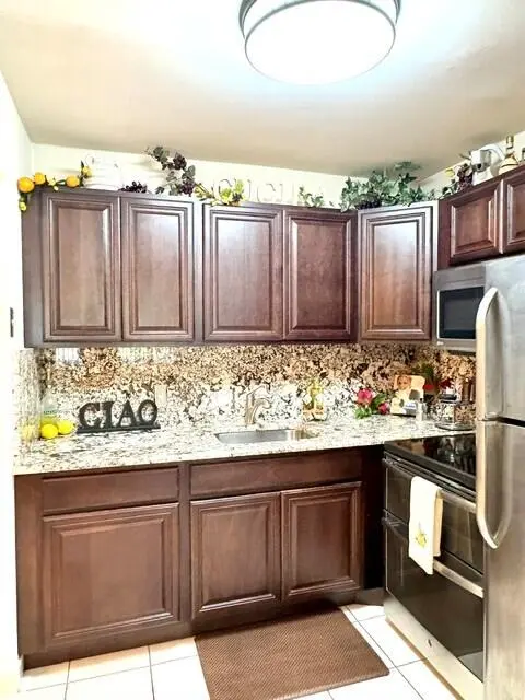 Microwave and Flat Top Range at 12 Windsor A 12, West Palm Beach