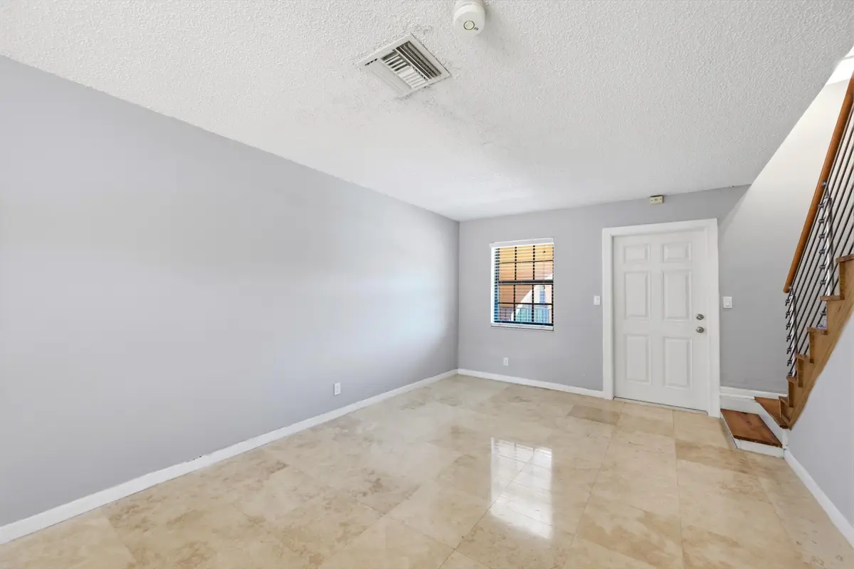 Livingroom at 905 NE 28th Street 206, Wilton Manors