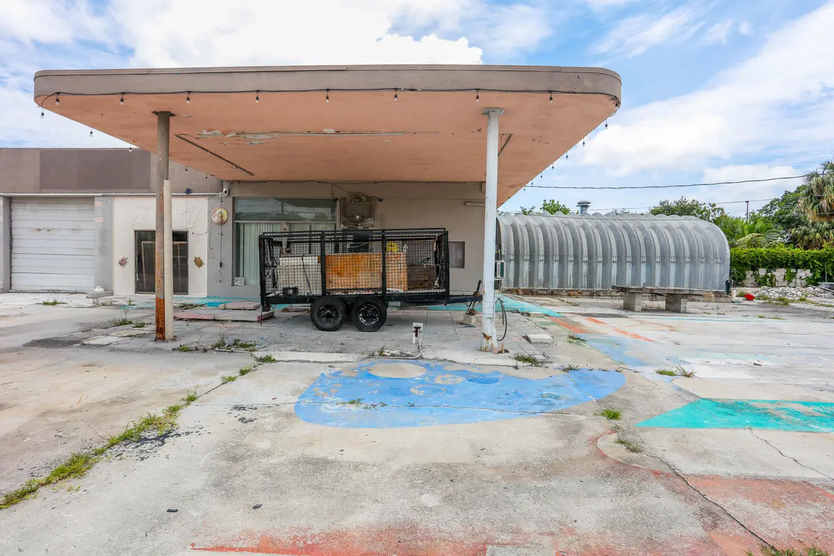 3X5A5372 at 1620 S Dixie Highway, Pompano Beach