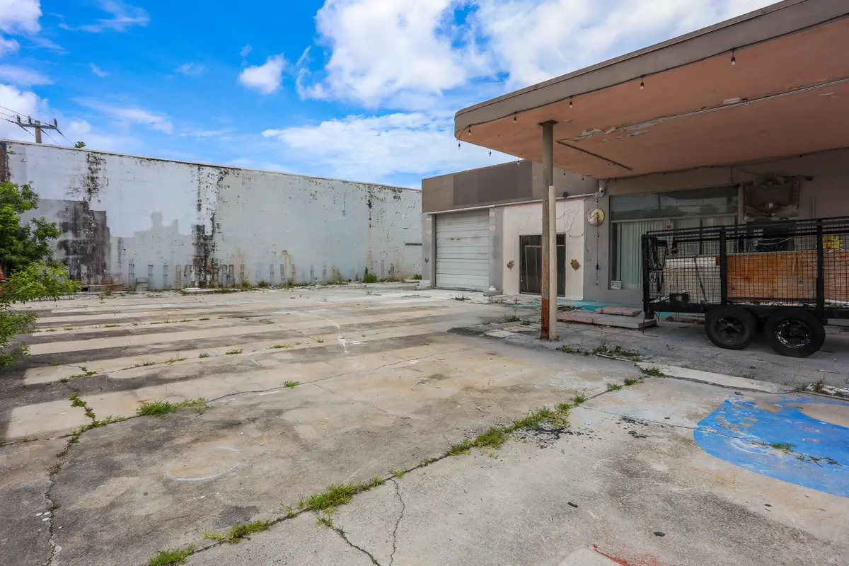 3X5A5373 at 1620 S Dixie Highway, Pompano Beach