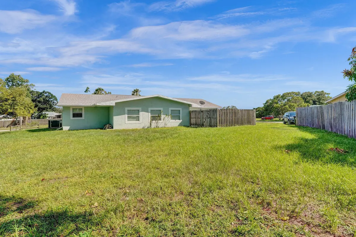 4f5b5f38-ce5e-4dfc-b3ce-9e816d2eb32e at 303 NE Solida Circle, Port St. Lucie