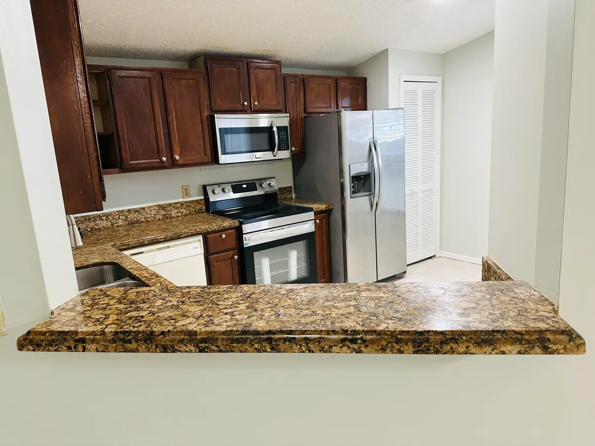 Kitchen counter at 5165 Foxhall Pl, West Palm Beach