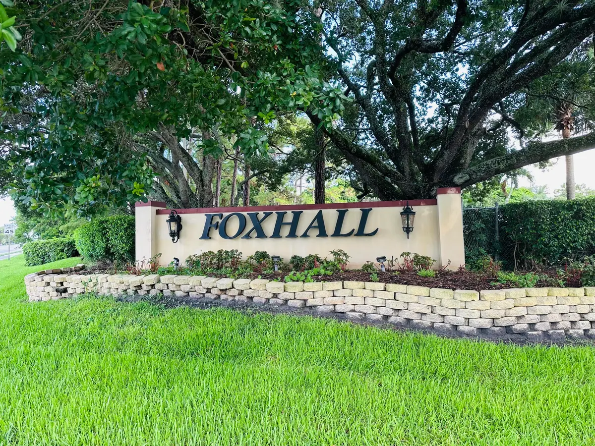 Community Gate at 5165 Foxhall Pl, West Palm Beach