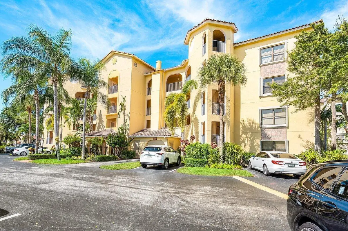 Front of Structure at 300 Uno Lago Drive 304, Juno Beach