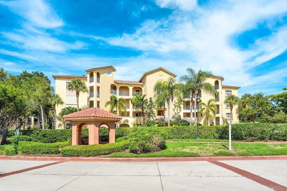Front of Structure at 300 Uno Lago Drive 304, Juno Beach