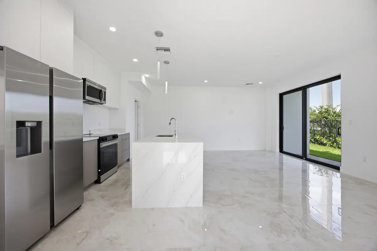 3_dinind at 1542 NW 1st Avenue, Pompano Beach