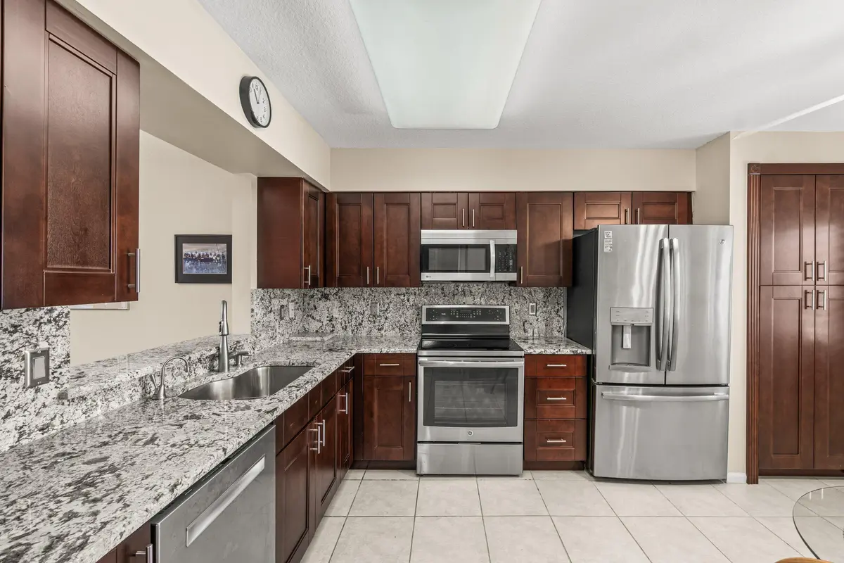 chef's kitchen at 12560 Majesty Circle 401, Boynton Beach