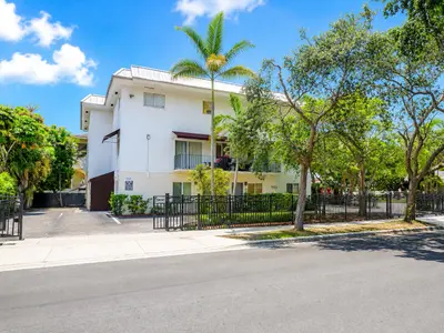 990 NW 1st Street 1, Miami – sold