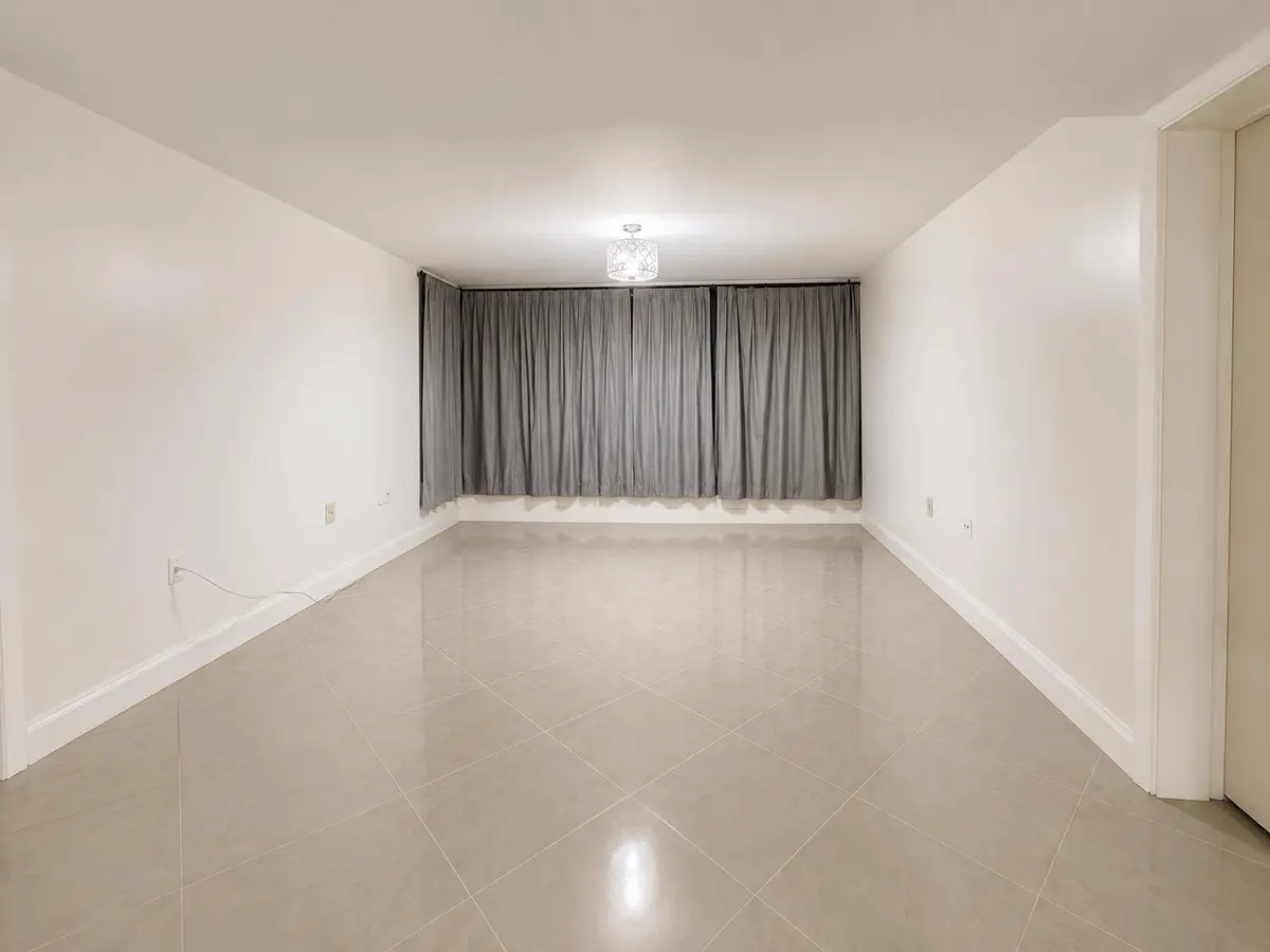 Living room at 3516 Whitehall Drive 105, West Palm Beach