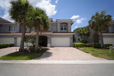 2202 SW Cape Cod Drive, Port St. Lucie – Townhouse for sale