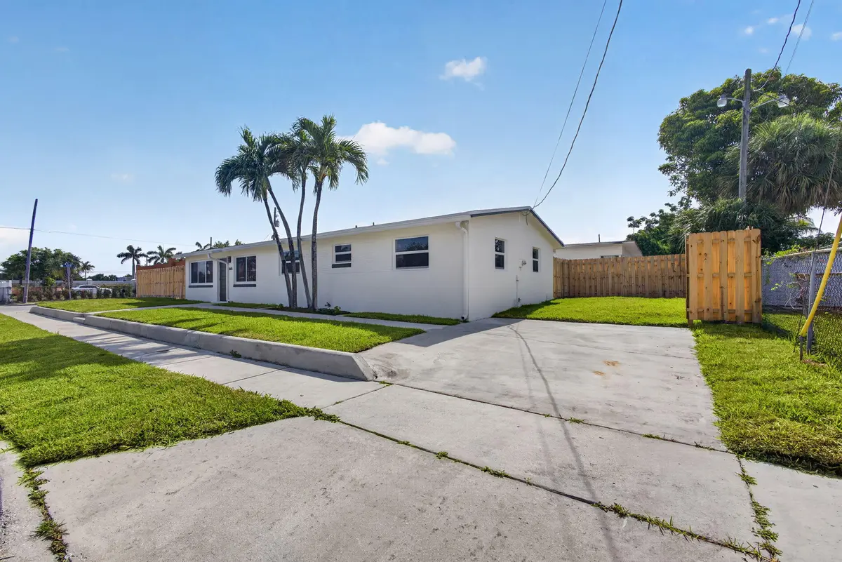 Driveway at 665 W 7th Street, Riviera Beach