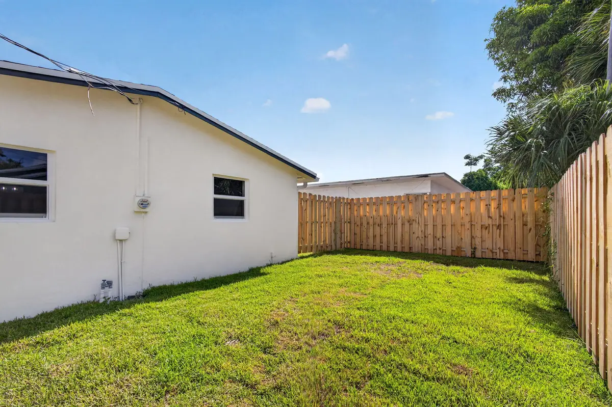 South side yard at 665 W 7th Street, Riviera Beach