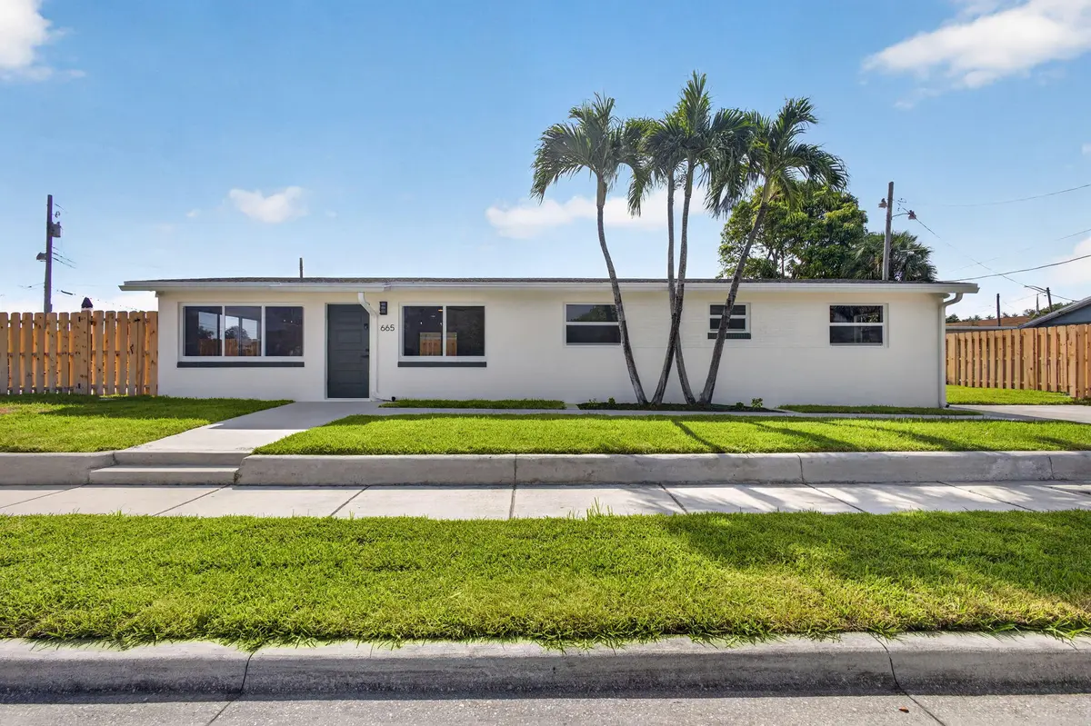 Front elevation at 665 W 7th Street, Riviera Beach