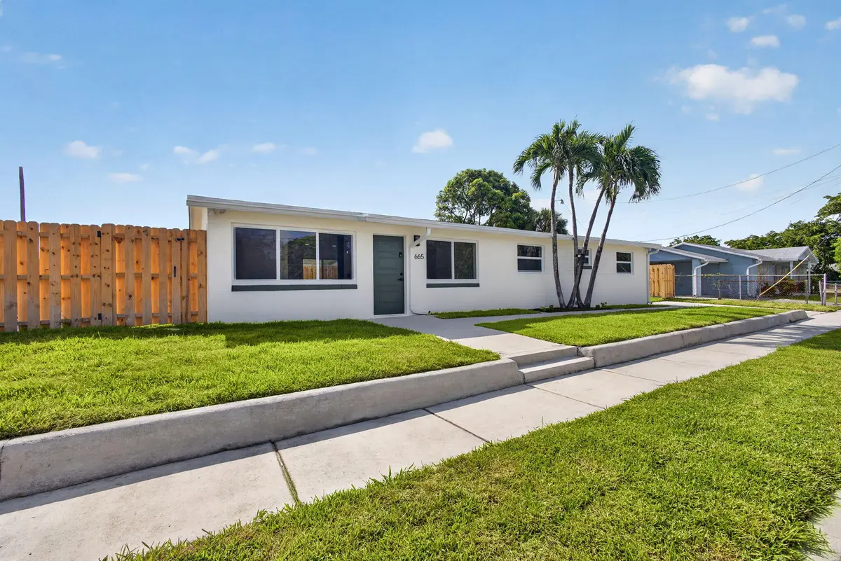 Elevated lot at 665 W 7th Street, Riviera Beach