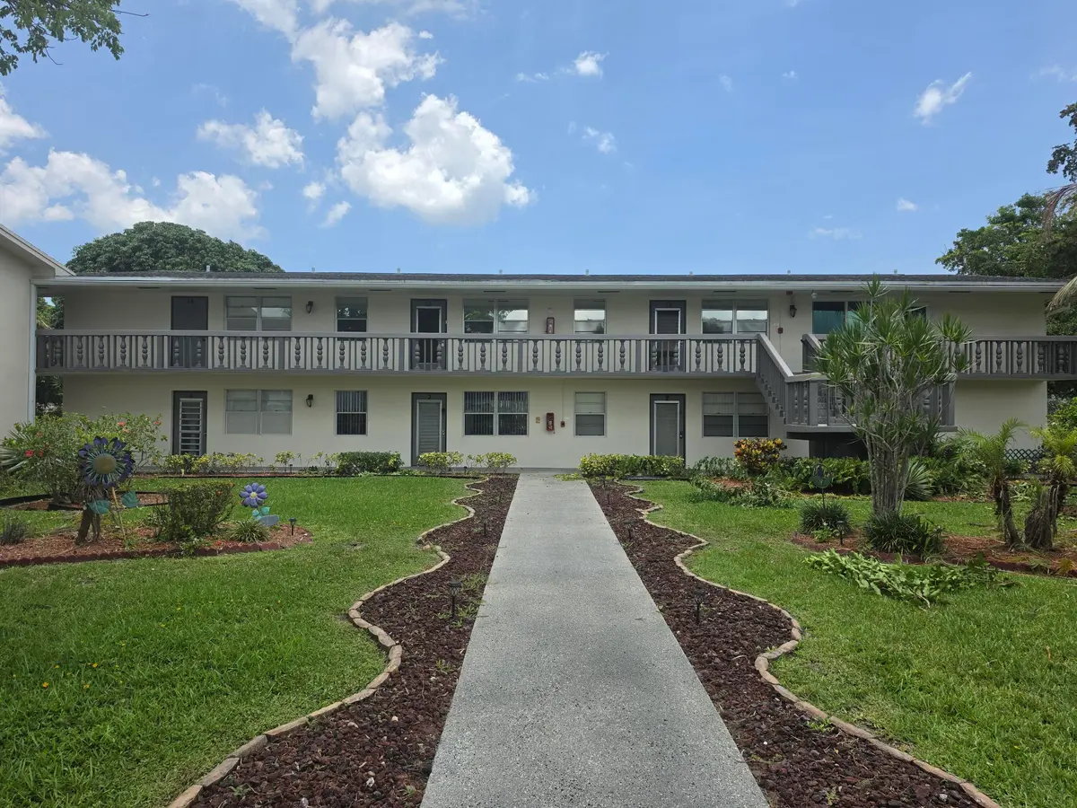 Walkway at 15 Markham A, Deerfield Beach