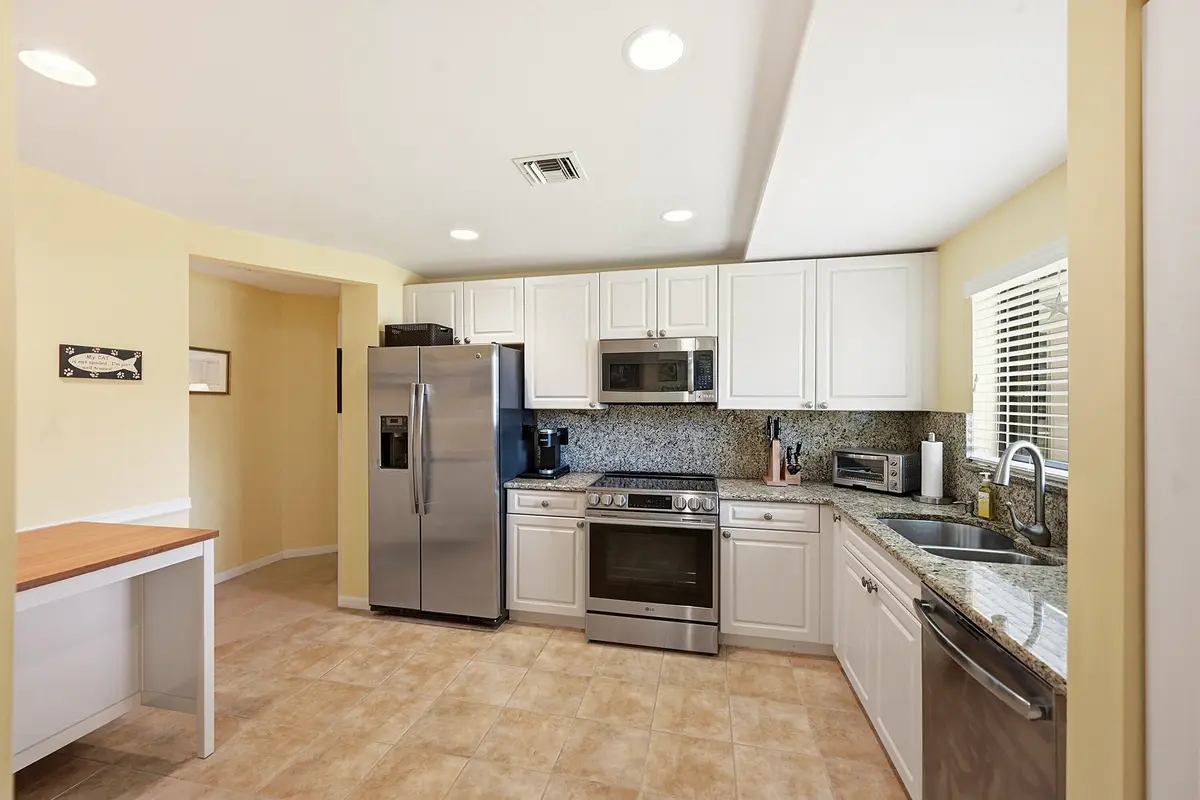 22 Kitchen at 22 Lexington Lane D, Palm Beach Gardens