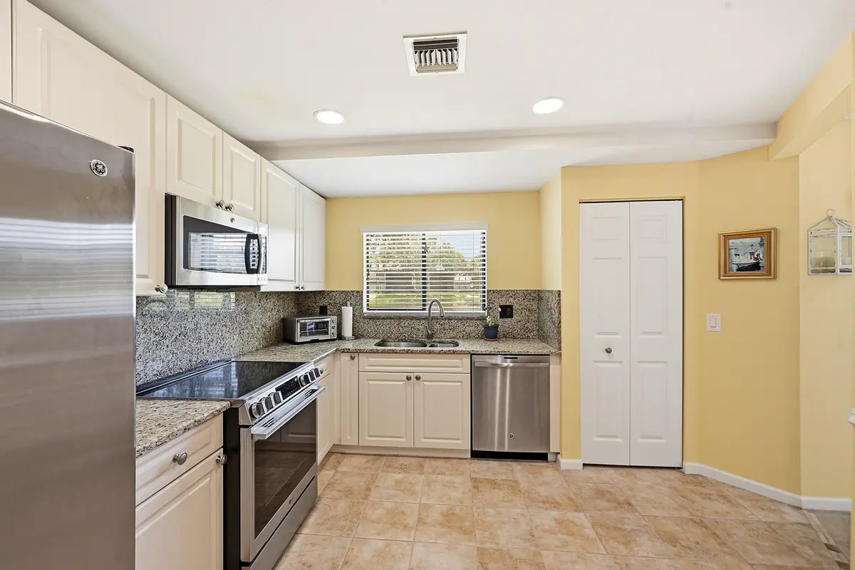 22 Kitchen at 22 Lexington Lane D, Palm Beach Gardens
